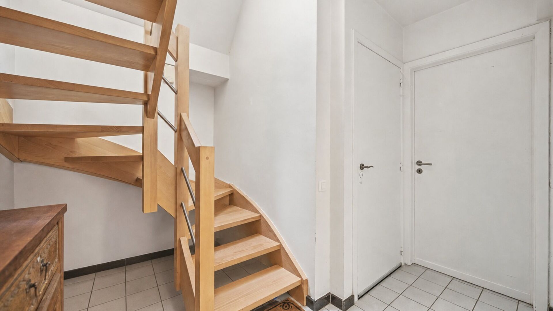 Bienvenue à Kessel-Lo ! Ce charmant appartement en duplex bénéficie d'une situation idéale, à proximité du centre de Louvain. Commerces, écoles, transports en commun et diverses installations sportives et de loisirs sont accessibles à pied ou à v