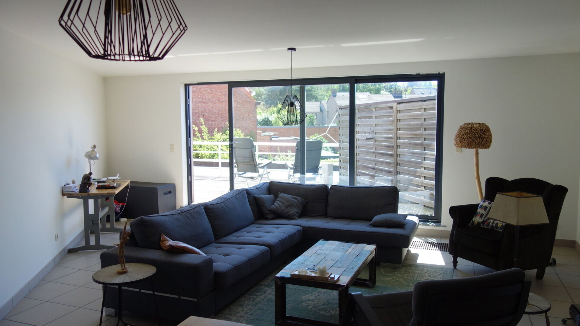 Nicely located duplex apartment in a small building on the 1st and 2nd floor with sunny terrace. Located in the center of Kessel-Lo at walking distance from Leuven station, park and supermarket. The apartment comprises on the second floor a spacious livin