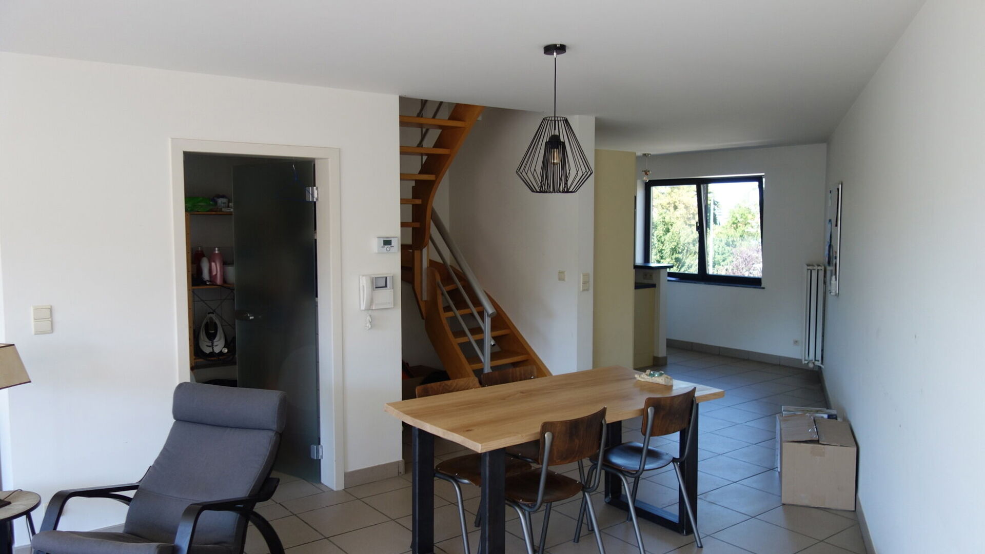 Nicely located duplex apartment in a small building on the 1st and 2nd floor with sunny terrace. Located in the center of Kessel-Lo at walking distance from Leuven station, park and supermarket. The apartment comprises on the second floor a spacious livin
