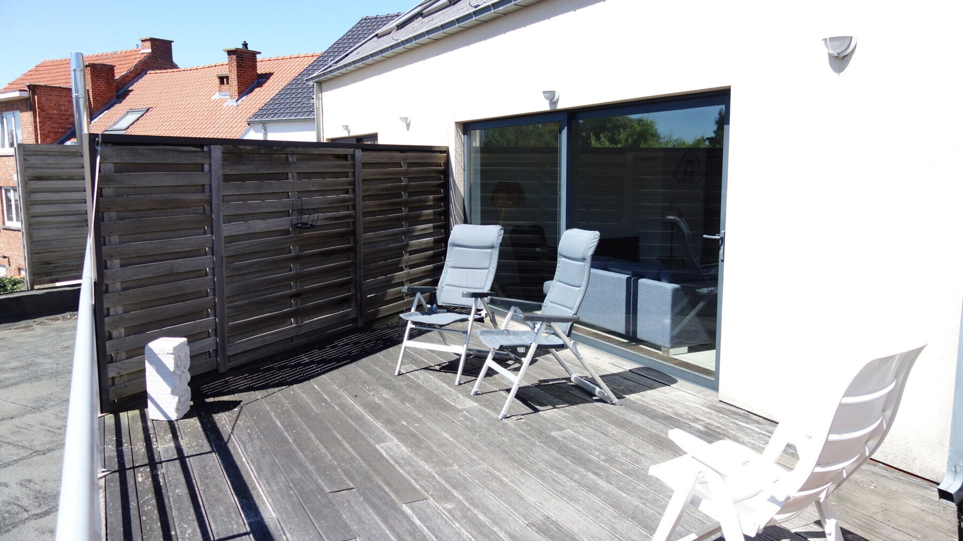 Nicely located duplex apartment in a small building on the 1st and 2nd floor with sunny terrace. Located in the center of Kessel-Lo at walking distance from Leuven station, park and supermarket. The apartment comprises on the second floor a spacious livin