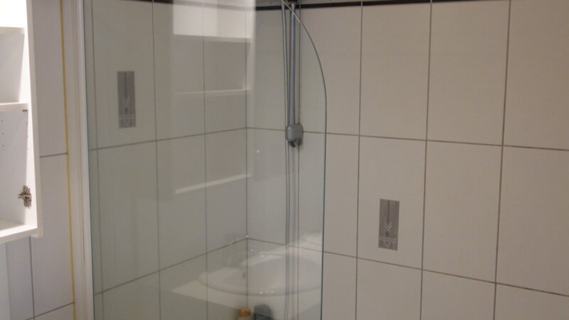 Nicely located duplex apartment in a small building on the 1st and 2nd floor with sunny terrace. Located in the center of Kessel-Lo at walking distance from Leuven station, park and supermarket. The apartment comprises on the second floor a spacious livin