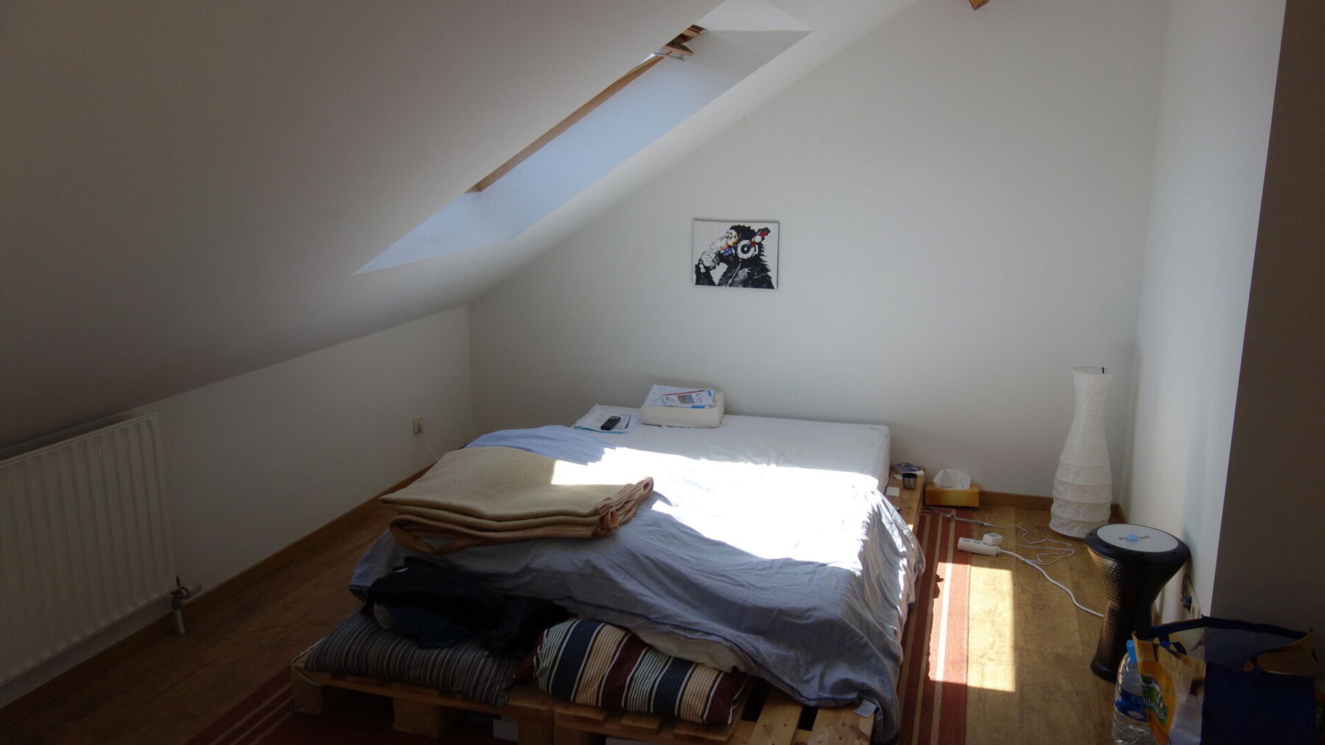 Nicely located duplex apartment in a small building on the 1st and 2nd floor with sunny terrace. Located in the center of Kessel-Lo at walking distance from Leuven station, park and supermarket. The apartment comprises on the second floor a spacious livin