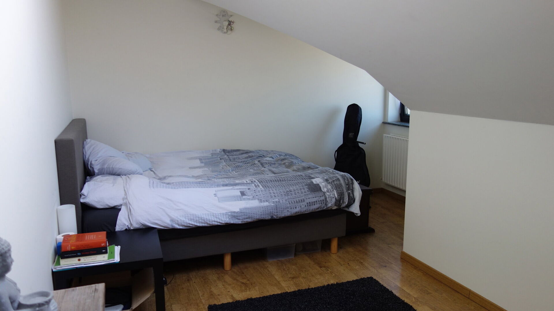 Nicely located duplex apartment in a small building on the 1st and 2nd floor with sunny terrace. Located in the center of Kessel-Lo at walking distance from Leuven station, park and supermarket. The apartment comprises on the second floor a spacious livin
