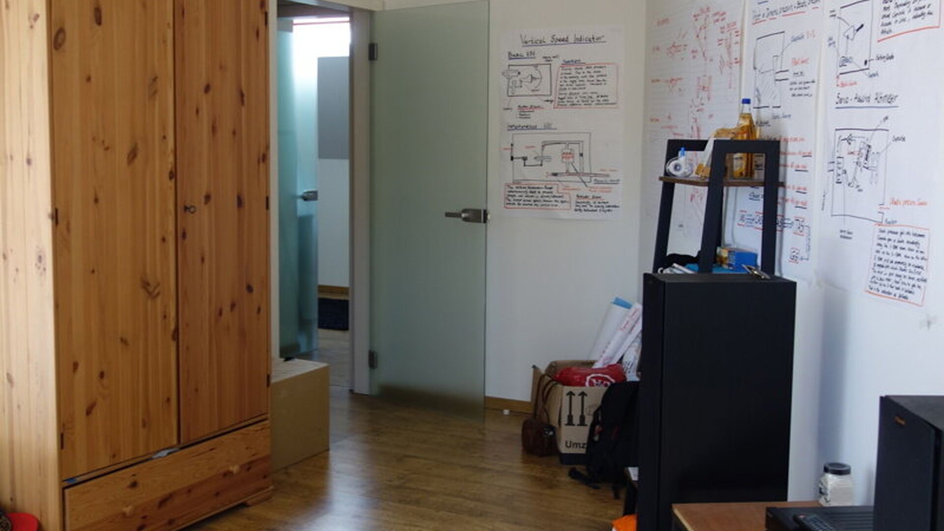Nicely located duplex apartment in a small building on the 1st and 2nd floor with sunny terrace. Located in the center of Kessel-Lo at walking distance from Leuven station, park and supermarket. The apartment comprises on the second floor a spacious livin