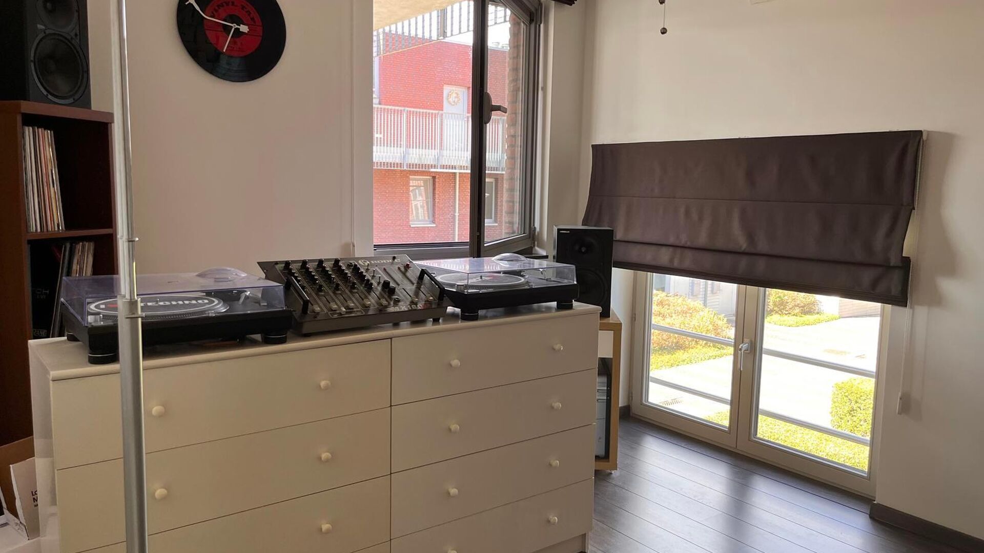 This handsome duplex apartment, located in the former gendarmerie barracks, overlooks the green courtyard and has its private entrance and terrace of +- 25 m² with separate storage room. The apartment is fully furnished and has the following layout: entr