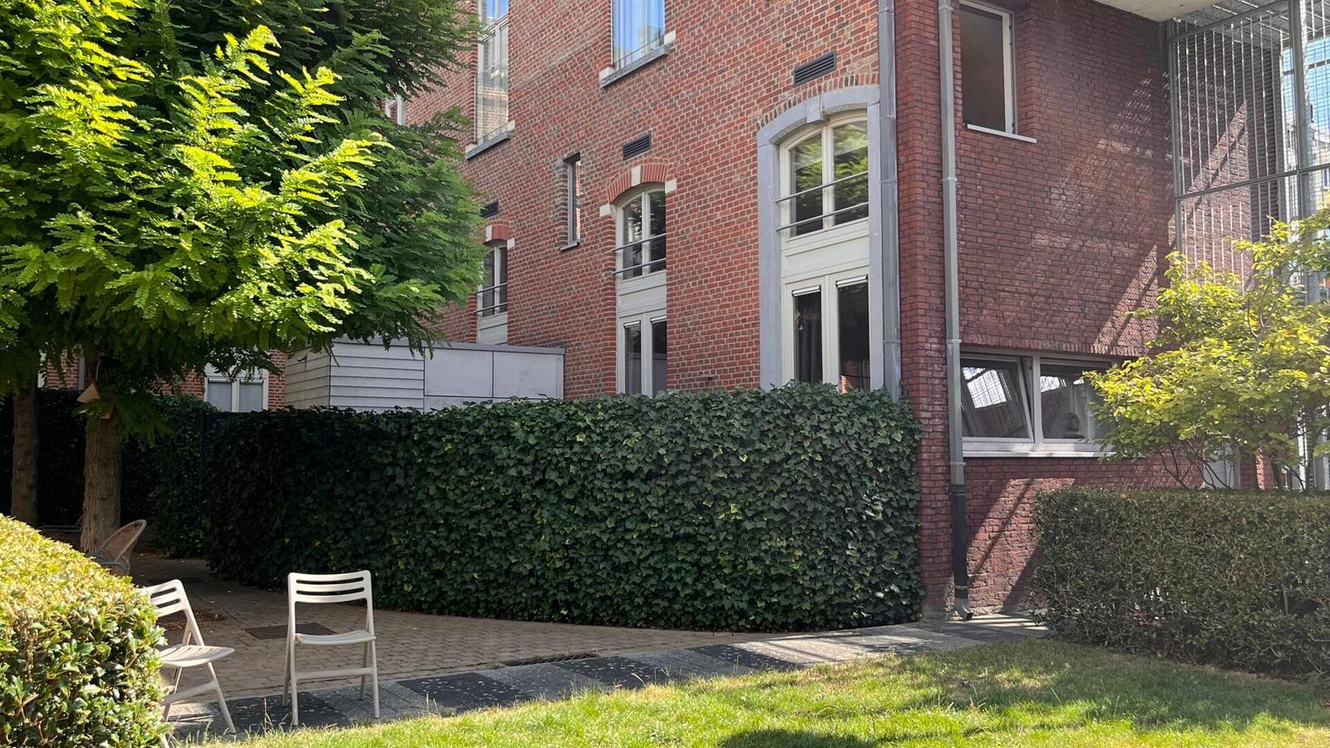 This handsome duplex apartment, located in the former gendarmerie barracks, overlooks the green courtyard and has its private entrance and terrace of +- 25 m² with separate storage room. The apartment is fully furnished and has the following layout: entr