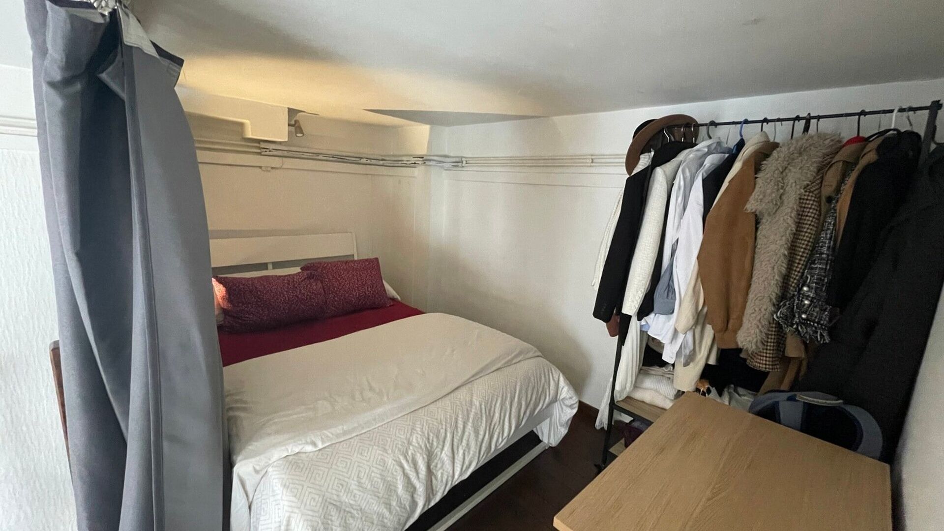 Welcome to this spacious duplex apartment in the heart of Leuven!

This move-in ready duplex is located right in the city center. It is ideal for anyone looking to enjoy the vibrant city atmosphere combined with excellent accessibility. The train station,