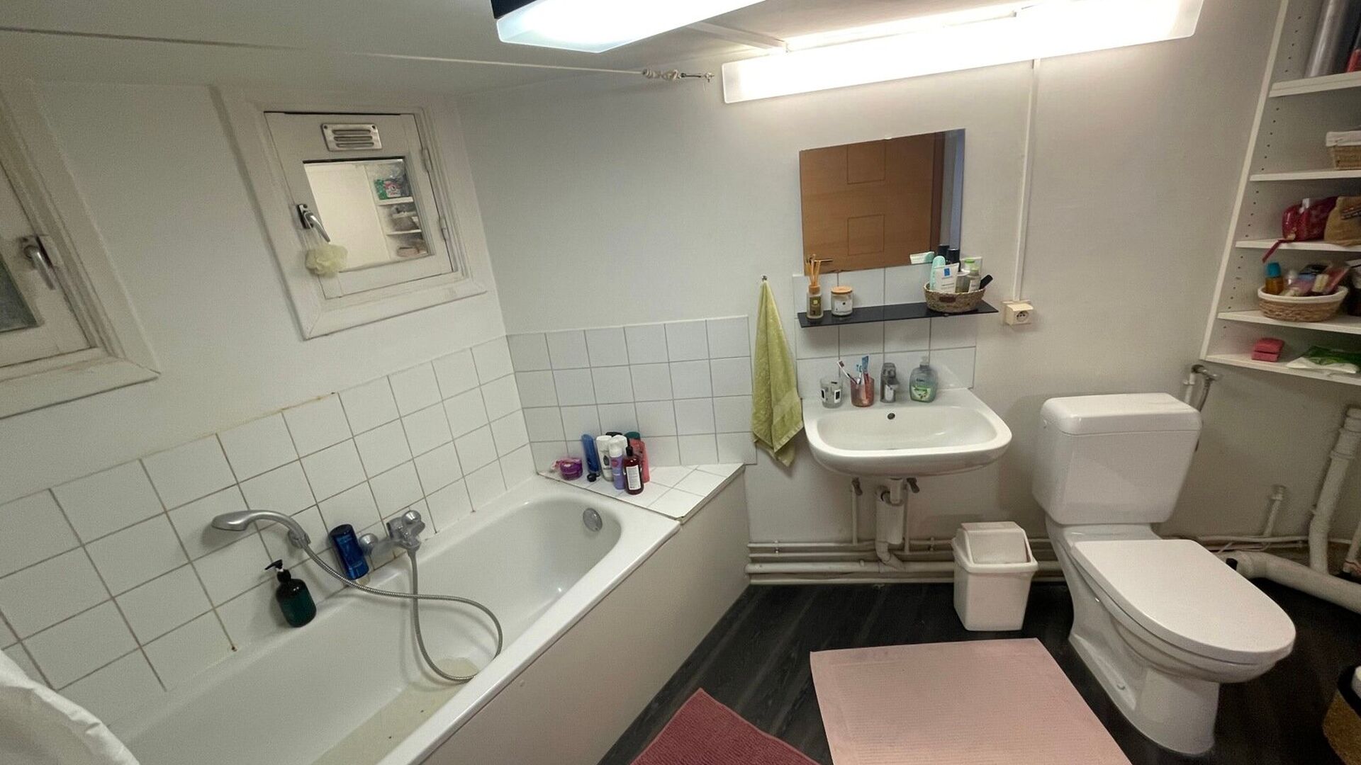 Welcome to this spacious duplex apartment in the heart of Leuven!

This move-in ready duplex is located right in the city center. It is ideal for anyone looking to enjoy the vibrant city atmosphere combined with excellent accessibility. The train station,