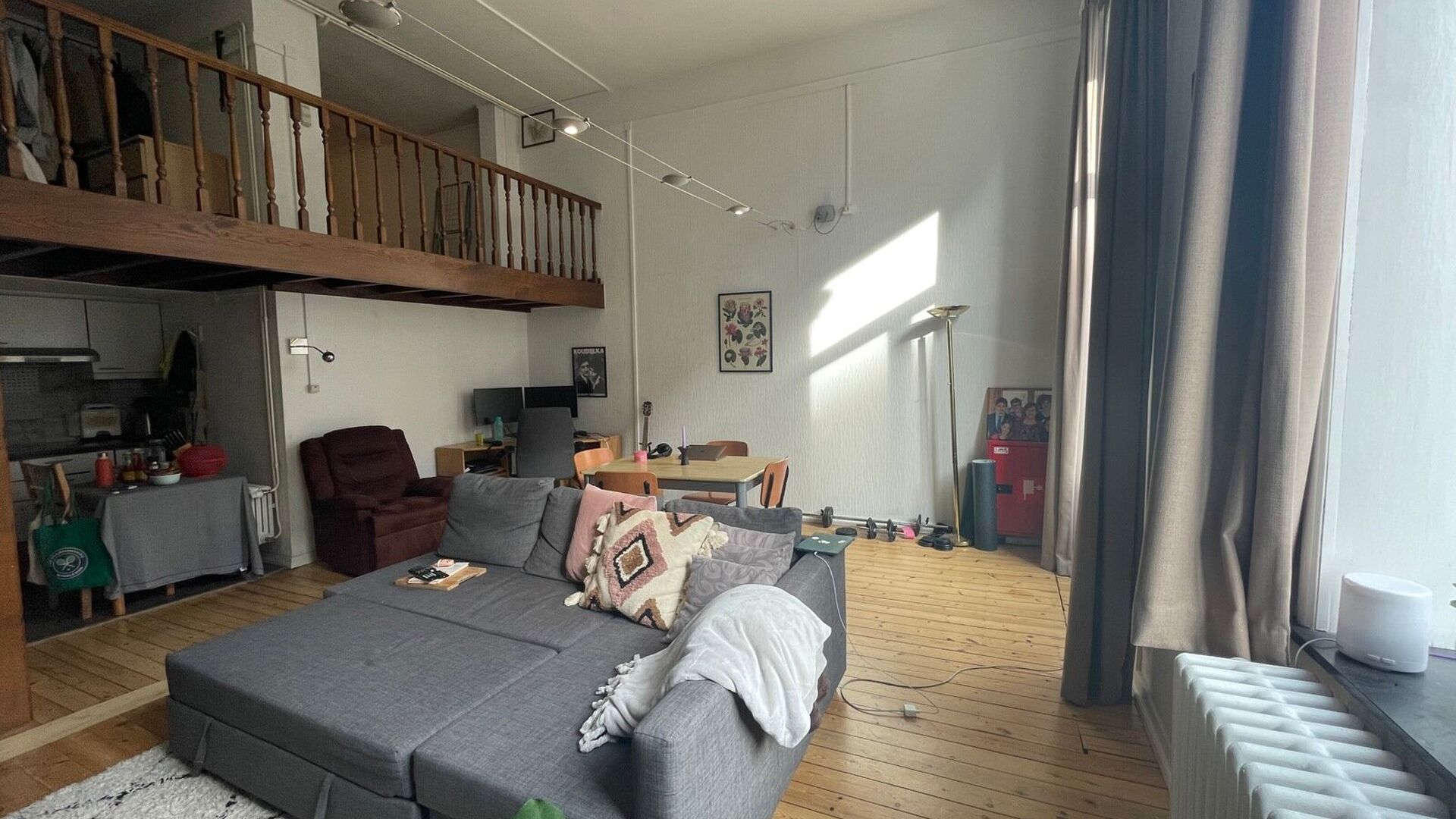 Welcome to this spacious duplex apartment in the heart of Leuven!

This move-in ready duplex is located right in the city center. It is ideal for anyone looking to enjoy the vibrant city atmosphere combined with excellent accessibility. The train station,