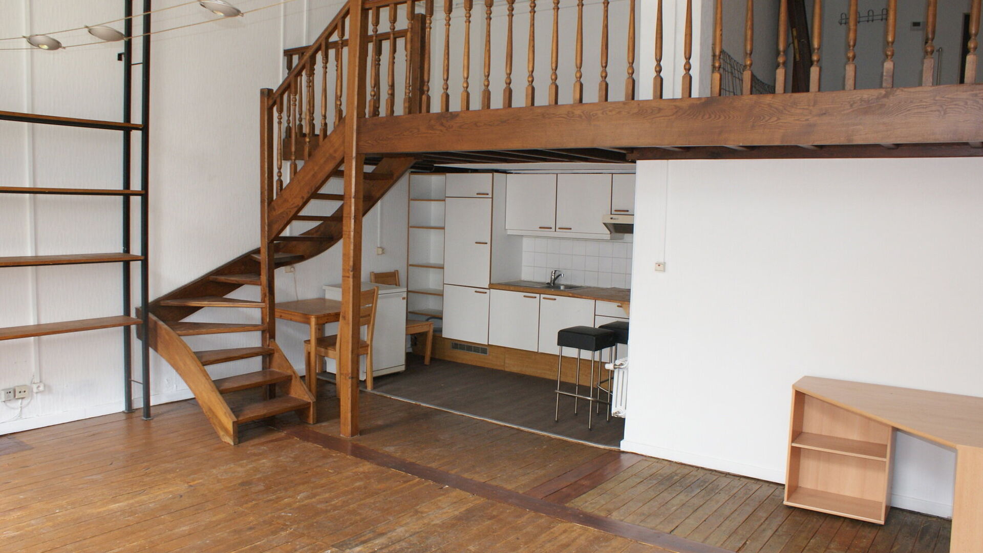 Welcome to this spacious duplex apartment in the heart of Leuven!

This move-in ready duplex is located right in the city center. It is ideal for anyone looking to enjoy the vibrant city atmosphere combined with excellent accessibility. The train station,