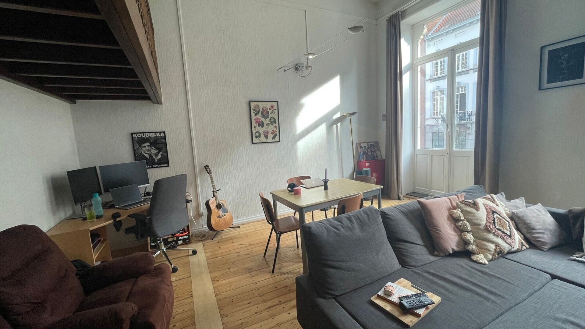 Welcome to this spacious duplex apartment in the heart of Leuven!

This move-in ready duplex is located right in the city center. It is ideal for anyone looking to enjoy the vibrant city atmosphere combined with excellent accessibility. The train station,