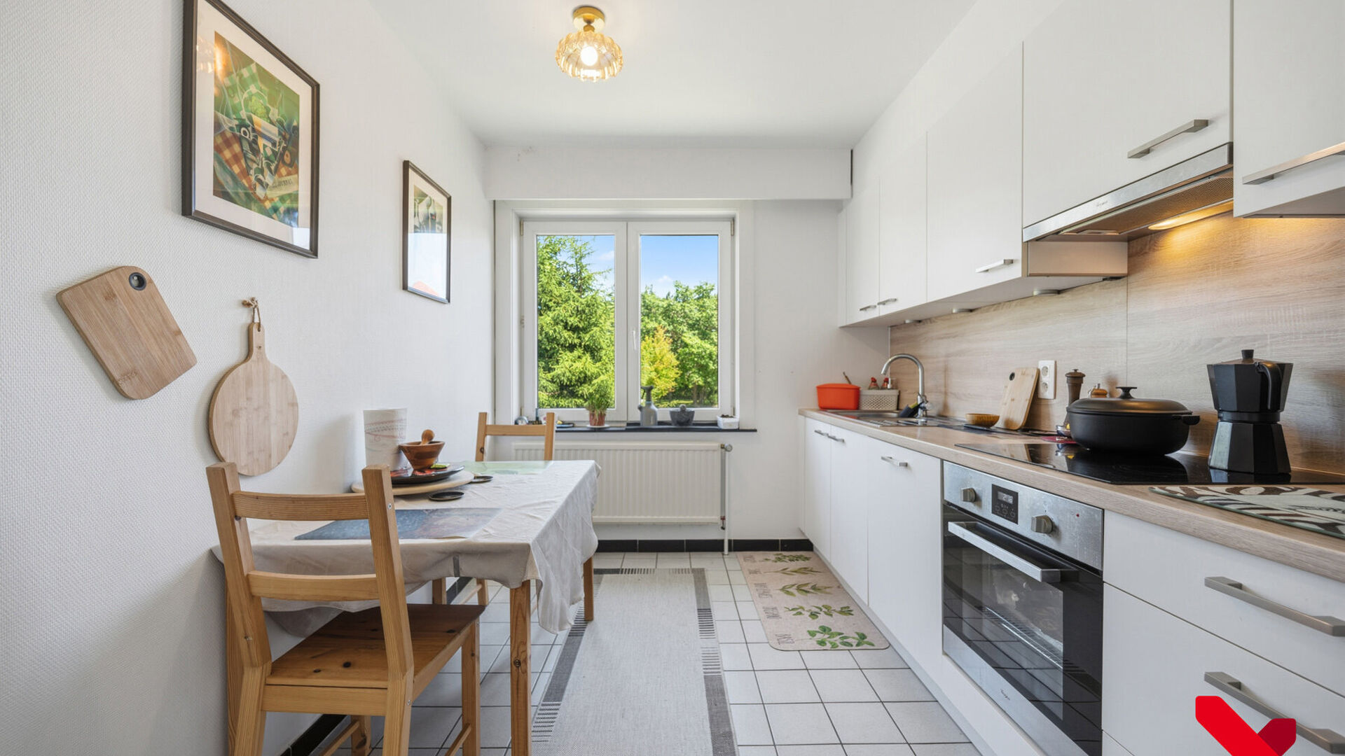 Welcome to Kessel-Lo! This charming duplex apartment enjoys an excellent location close to the center of Leuven. Shops, schools, public transport, and various sports and recreational facilities are within walking and cycling distance, offering an ideal co