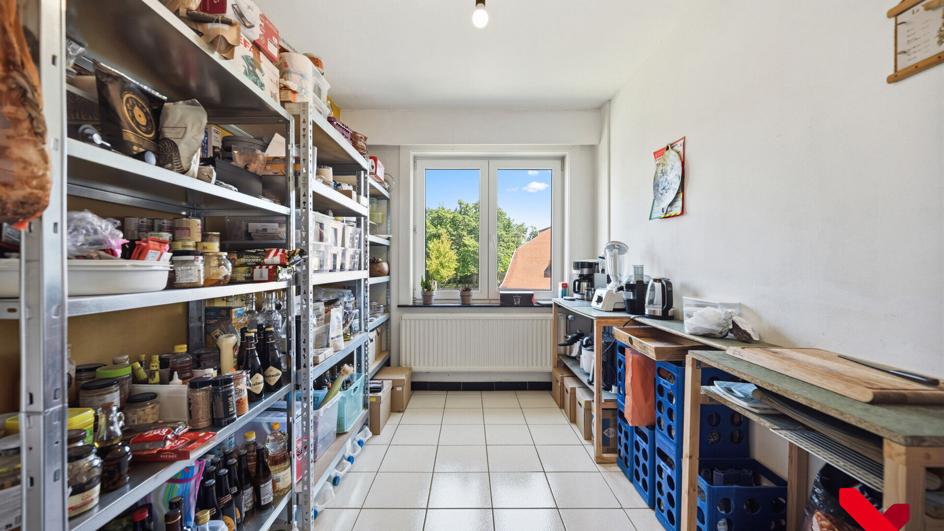 Welcome to Kessel-Lo! This charming duplex apartment enjoys an excellent location close to the center of Leuven. Shops, schools, public transport, and various sports and recreational facilities are within walking and cycling distance, offering an ideal co