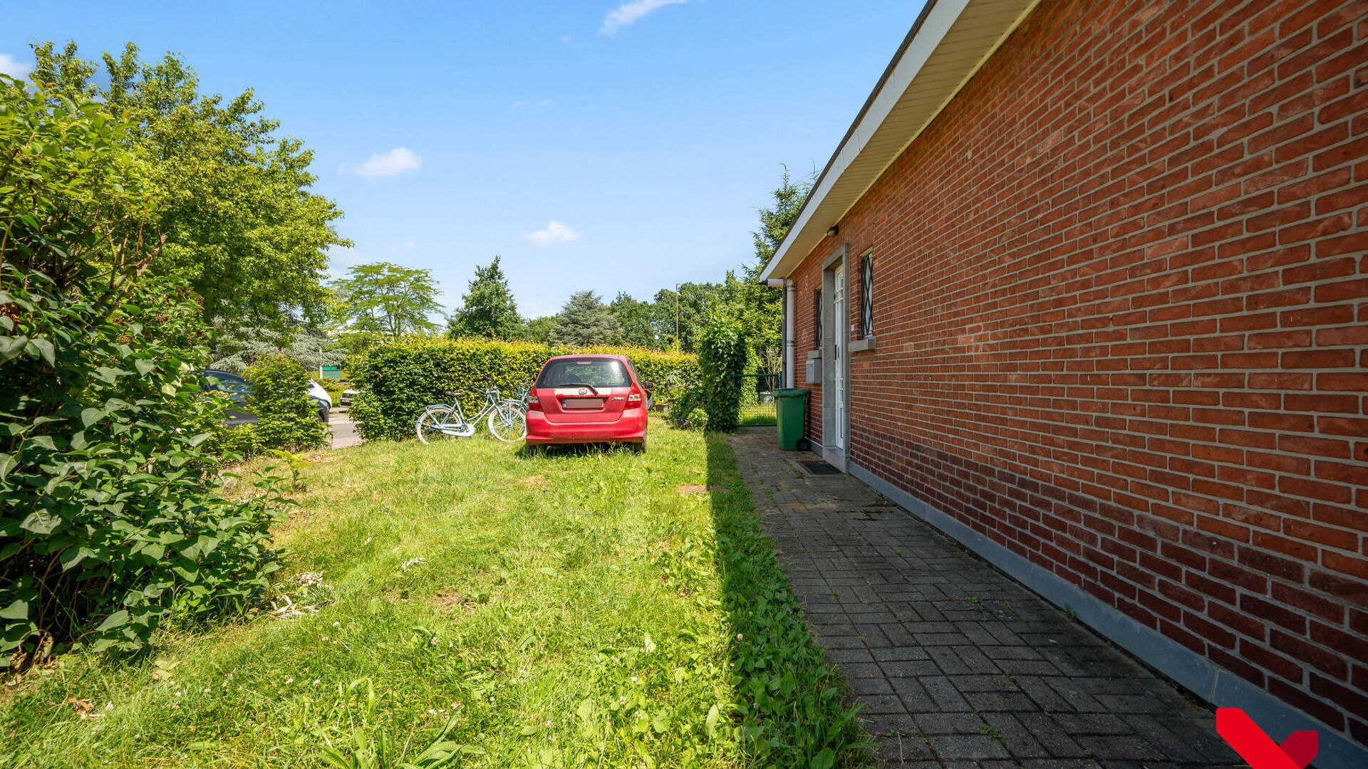 Welcome to Kessel-Lo! This charming duplex apartment enjoys an excellent location close to the center of Leuven. Shops, schools, public transport, and various sports and recreational facilities are within walking and cycling distance, offering an ideal co
