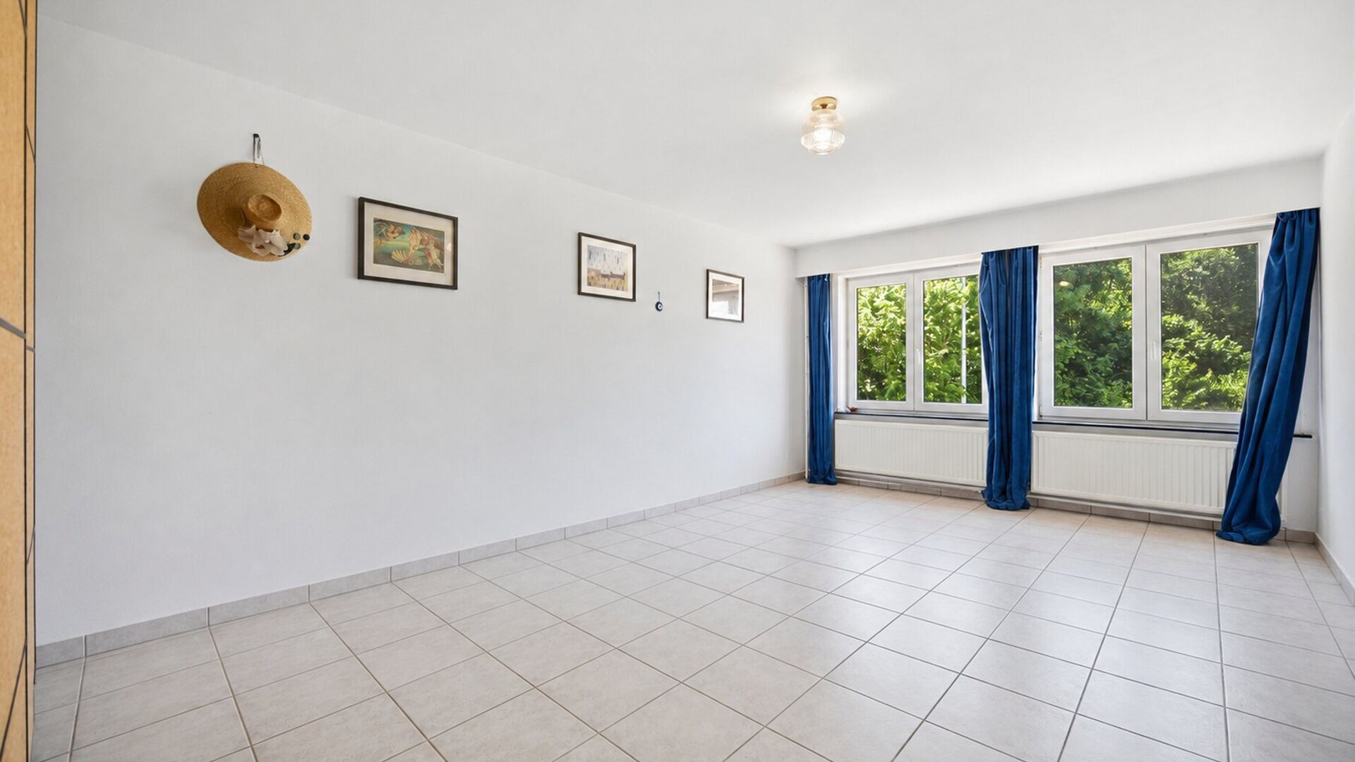 Welcome to Kessel-Lo! This charming duplex apartment enjoys an excellent location close to the center of Leuven. Shops, schools, public transport, and various sports and recreational facilities are within walking and cycling distance, offering an ideal co