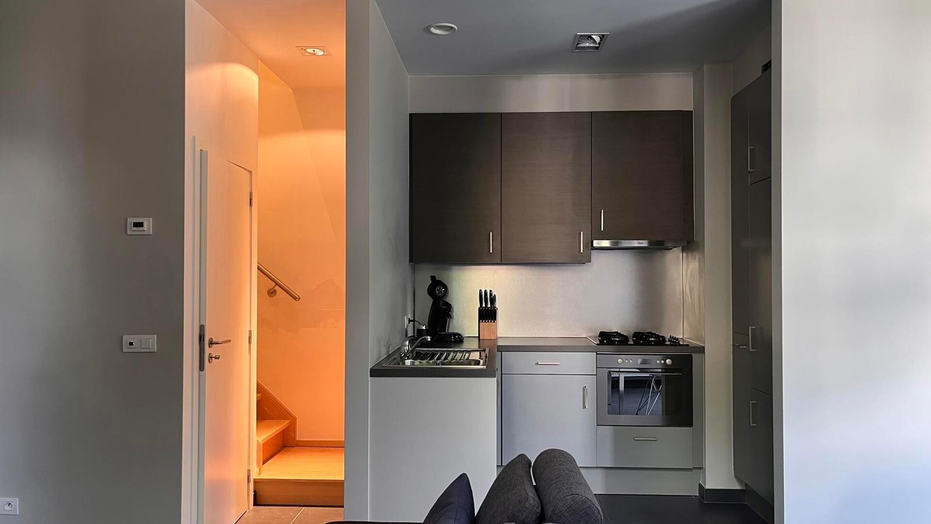 Dit knap duplex-appartement, gelegen in de voormalige rijkswachtkazerne, geeft uit op de groene binnenkoer en heeft hier eveneens zijn privatieve ingang en terras van +- 25 m² met aparte berging. Het appartement is volledig gemeubeld en heeft volgende in