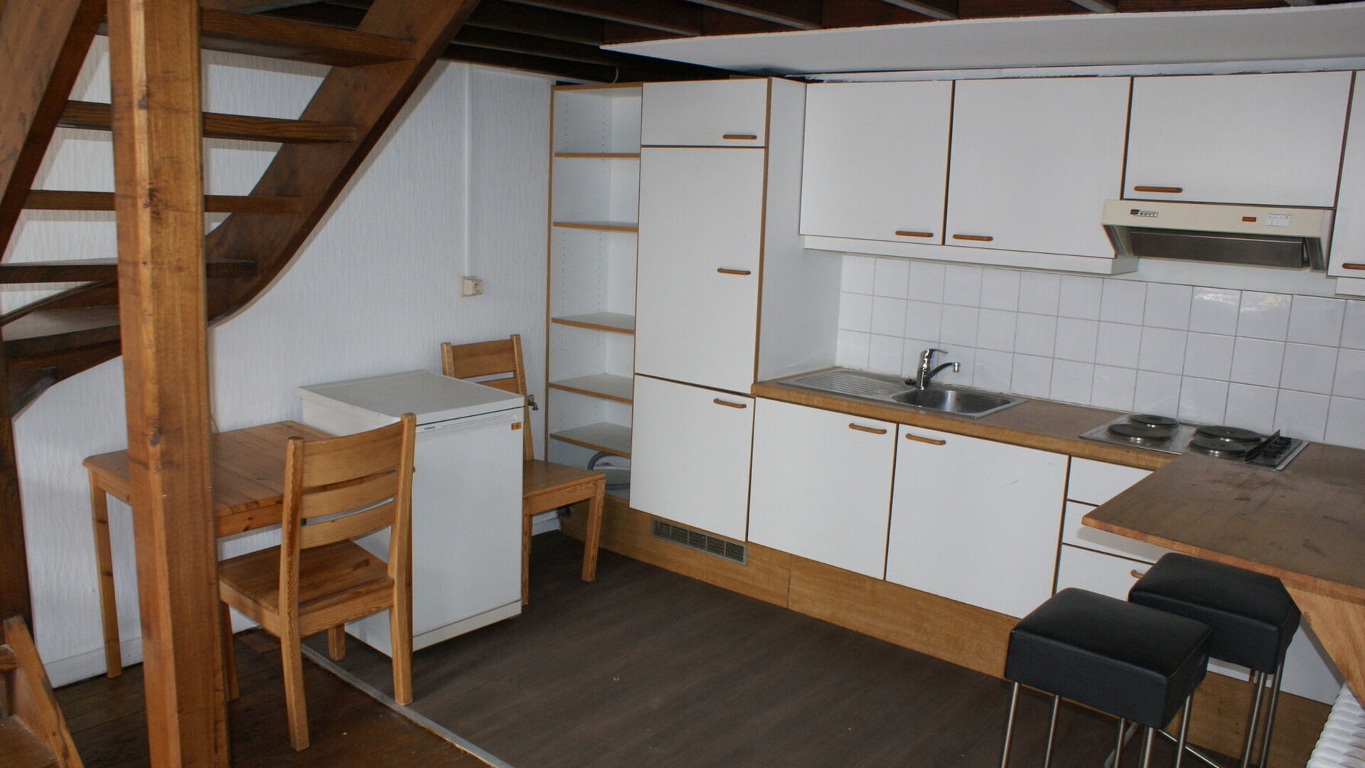 Welkom in dit ruime duplex-appartement in hartje Leuven!
Deze instapklare duplex bevindt zich pal in het centrum en is ideaal voor wie houdt van de bruisende stadssfeer in combinatie met een uitstekende bereikbaarheid. Het treinstation, bushaltes en wink