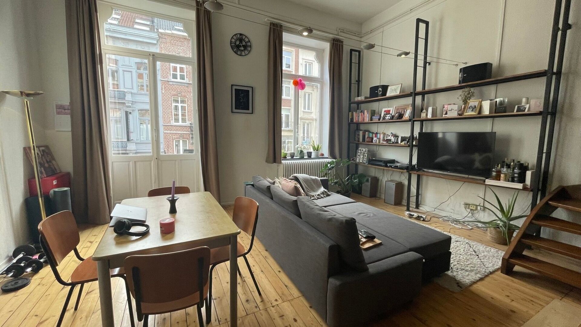Welkom in dit ruime duplex-appartement in hartje Leuven!
Deze instapklare duplex bevindt zich pal in het centrum en is ideaal voor wie houdt van de bruisende stadssfeer in combinatie met een uitstekende bereikbaarheid. Het treinstation, bushaltes en wink