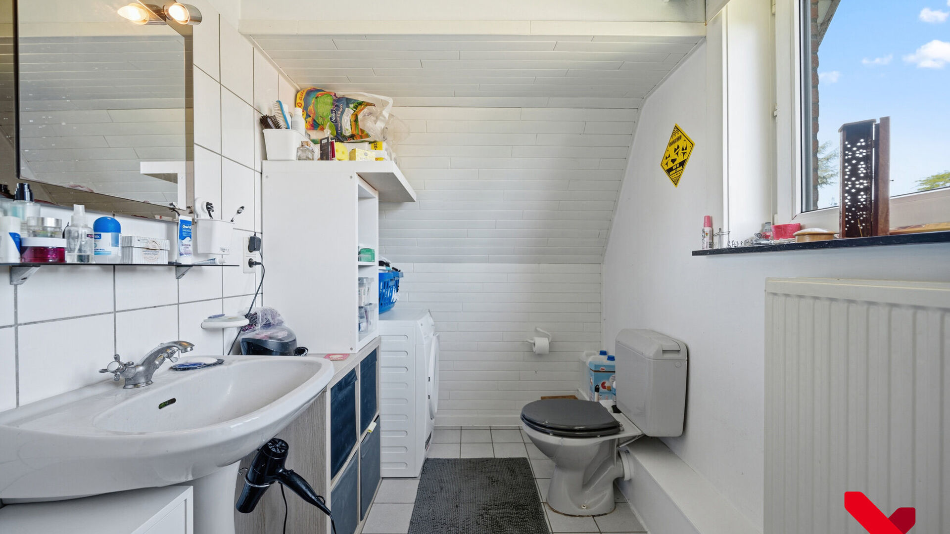 Welkom in Kessel-Lo! Dit charmante duplexappartement geniet van een uitstekende ligging vlak bij het centrum van Leuven. Winkels, scholen, openbaar vervoer en diverse sport- en recreatiefaciliteiten bevinden zich op wandel- en fietsafstand, waardoor u hie