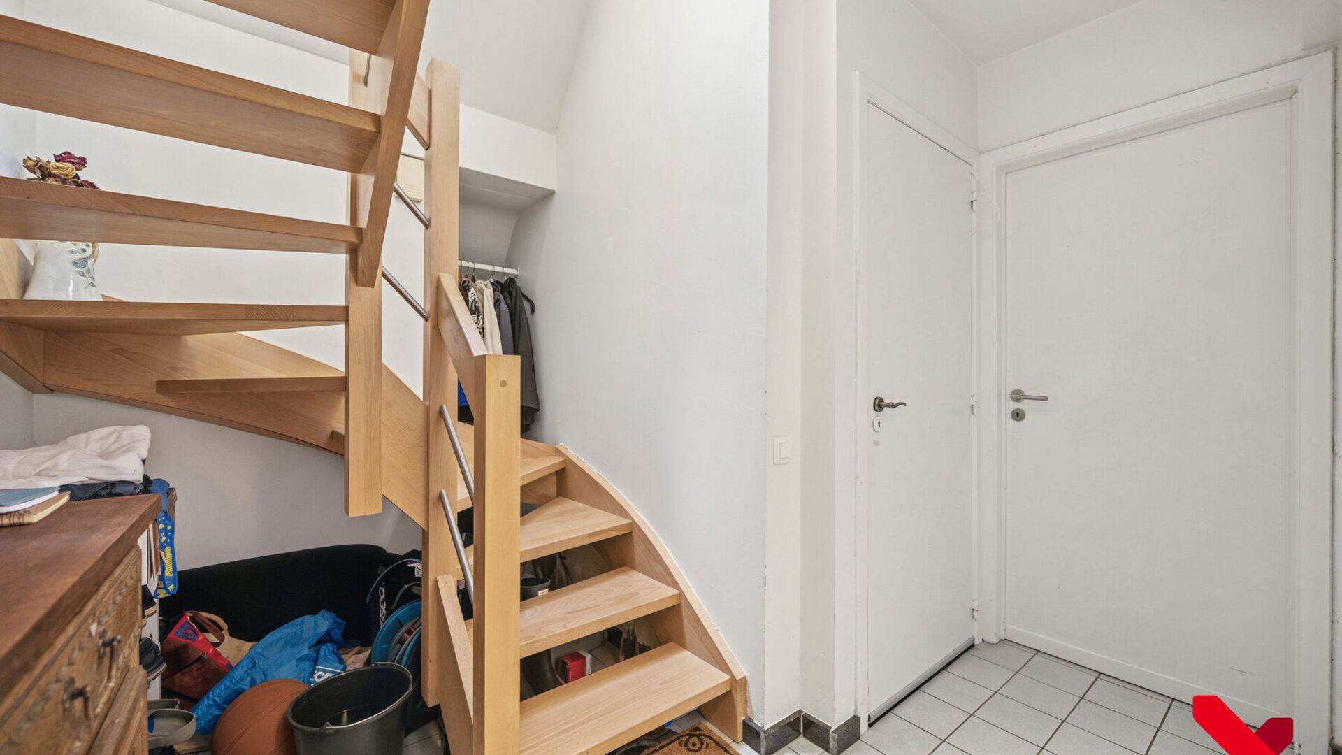 Welkom in Kessel-Lo! Dit charmante duplexappartement geniet van een uitstekende ligging vlak bij het centrum van Leuven. Winkels, scholen, openbaar vervoer en diverse sport- en recreatiefaciliteiten bevinden zich op wandel- en fietsafstand, waardoor u hie