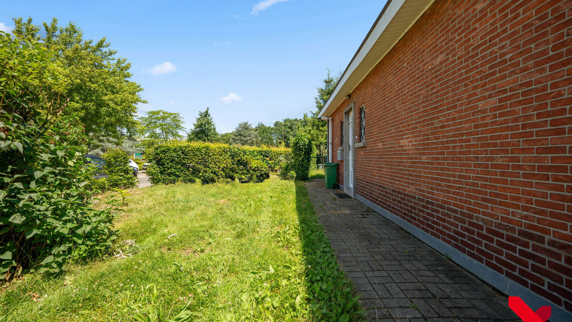 Welkom in Kessel-Lo! Dit charmante duplexappartement geniet van een uitstekende ligging vlak bij het centrum van Leuven. Winkels, scholen, openbaar vervoer en diverse sport- en recreatiefaciliteiten bevinden zich op wandel- en fietsafstand, waardoor u hie