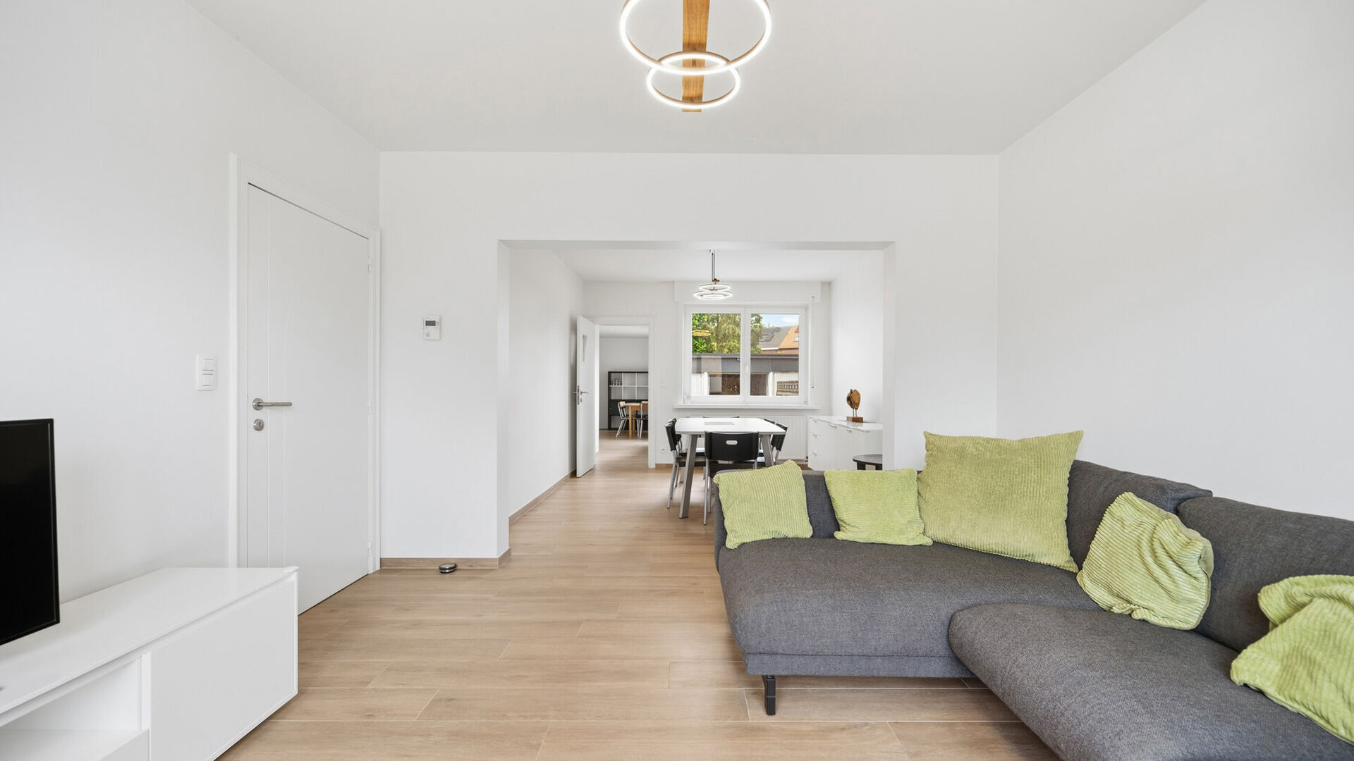 Welcome to Herent! This charming terraced house enjoys an excellent location, just minutes from Leuven and close to the highway. This ensures easy access to surrounding cities and popular local employment hubs such as IMEC and Gasthuisberg.
The entrance