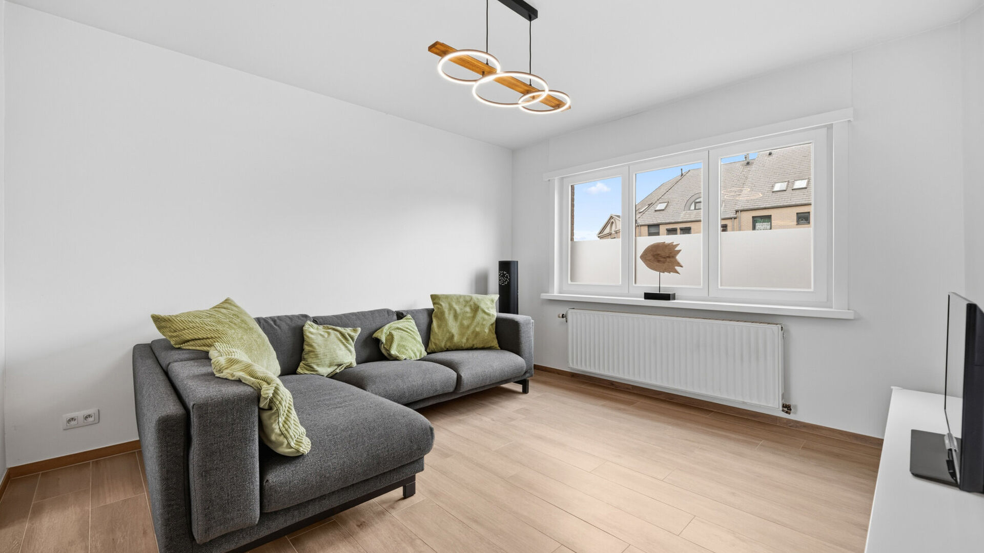 Welcome to Herent! This charming terraced house enjoys an excellent location, just minutes from Leuven and close to the highway. This ensures easy access to surrounding cities and popular local employment hubs such as IMEC and Gasthuisberg.
The entrance