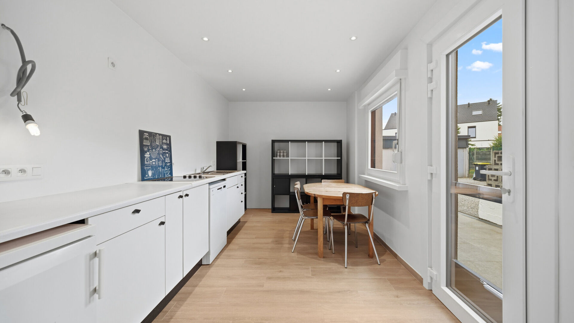 Welcome to Herent! This charming terraced house enjoys an excellent location, just minutes from Leuven and close to the highway. This ensures easy access to surrounding cities and popular local employment hubs such as IMEC and Gasthuisberg.
The entrance