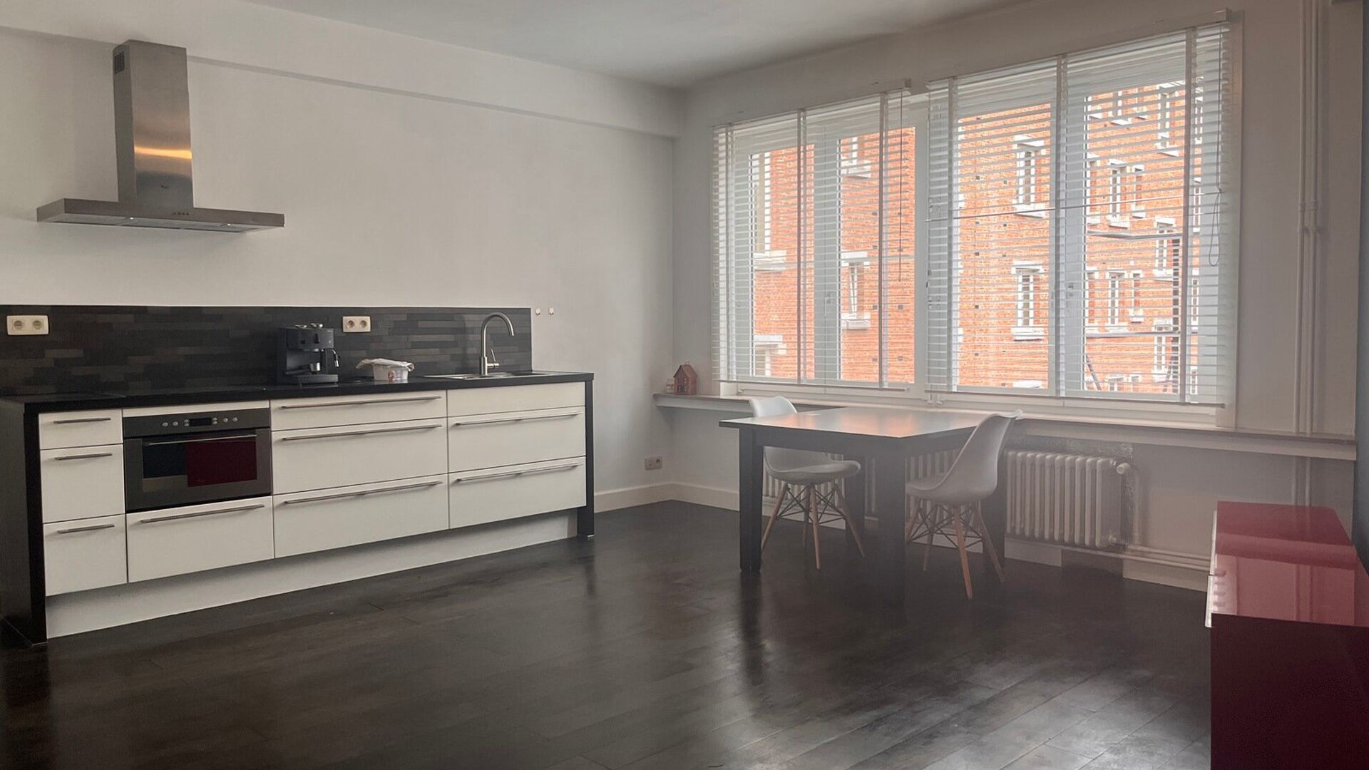 Ce studio spacieux et lumineux est situé au troisième étage à l'arrière du bâtiment avec accès à l'ascenseur. Le studio dispose d'une cuisine intégrée, d'un débarras avec machine à laver et d'une salle de bain avec douche, lavabo et WC.
Dispo