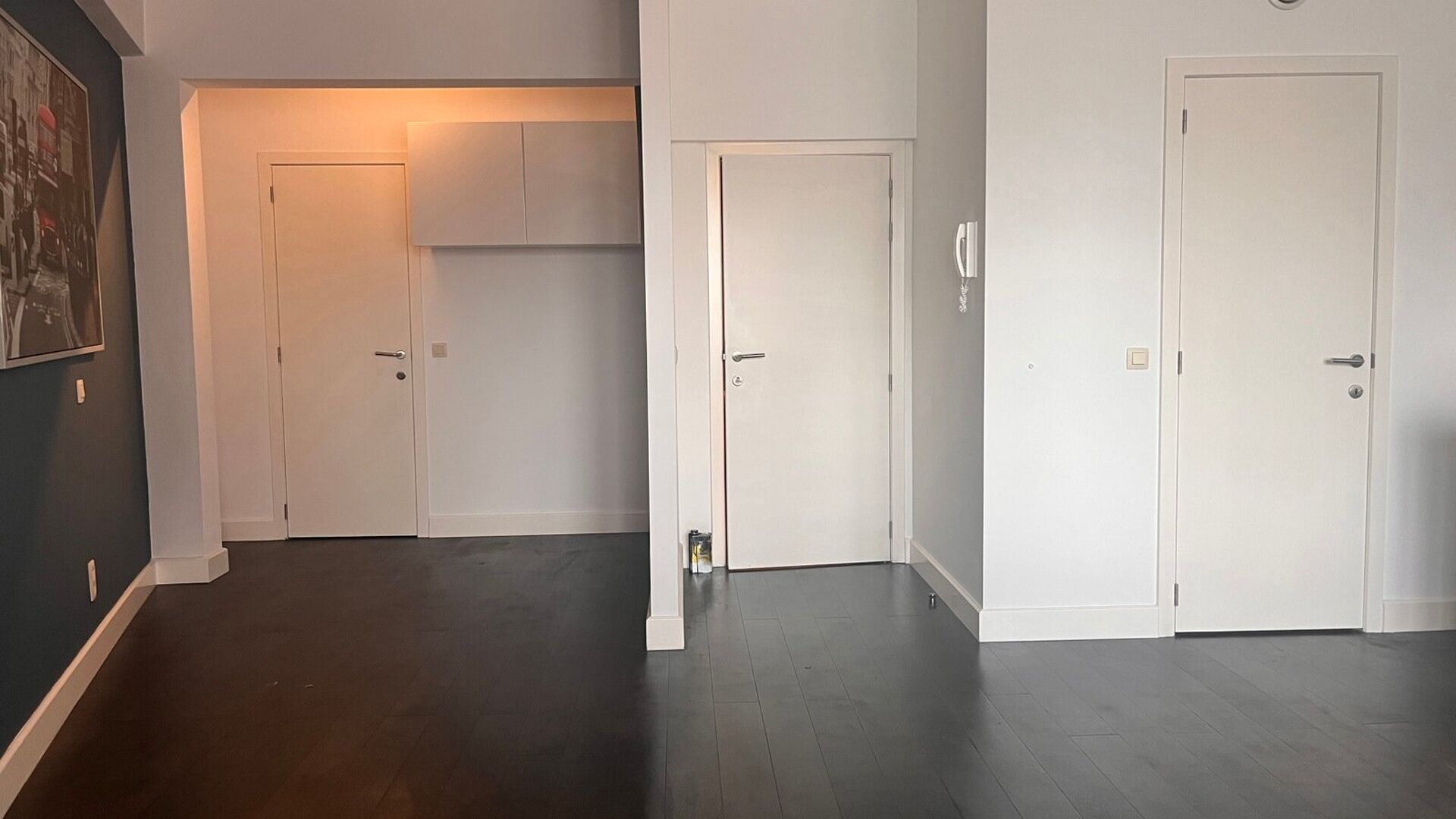 Ce studio spacieux et lumineux est situé au troisième étage à l'arrière du bâtiment avec accès à l'ascenseur. Le studio dispose d'une cuisine intégrée, d'un débarras avec machine à laver et d'une salle de bain avec douche, lavabo et WC.
Dispo