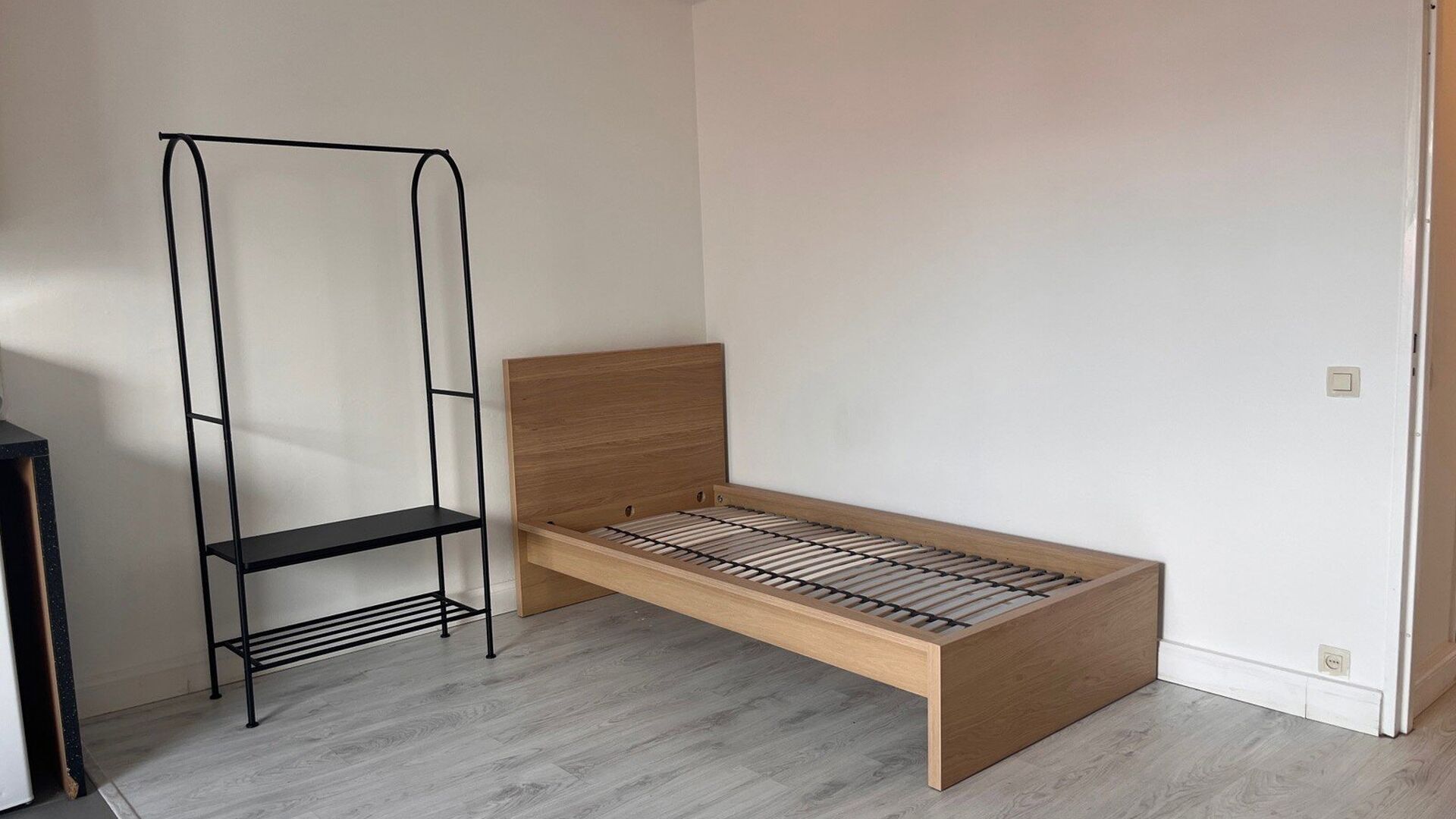 Studio spacieux et lumineux, situé au calme à l’arrière de la Mechelsestraat, à quelques pas du centre de Louvain. Grâce à sa situation centrale, les transports en commun ainsi que le ring de Louvain sont facilement accessibles.
Le studio se trou