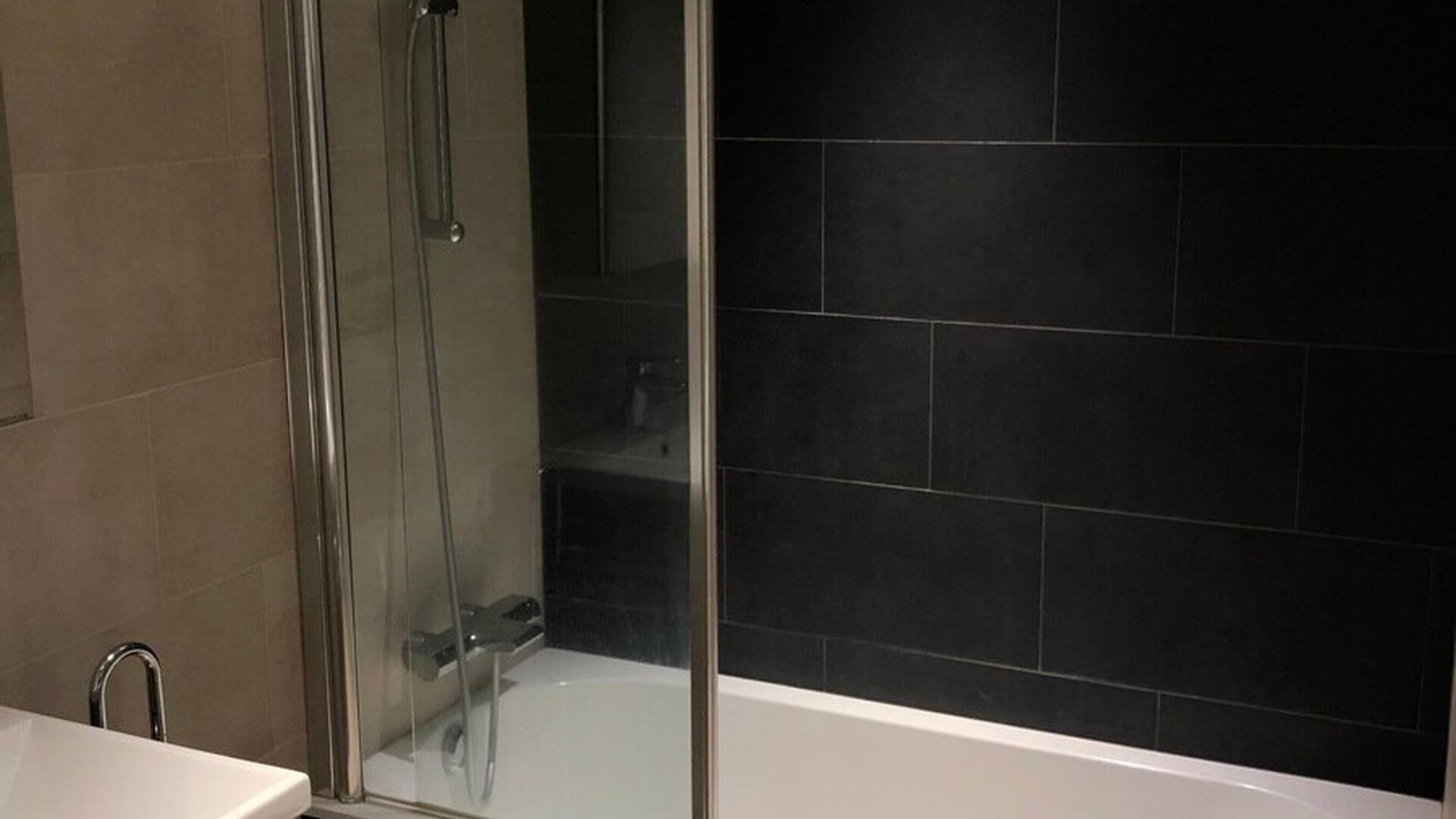 Spacious and bright 2-bedroom apartment with 2 terraces and parking space in Heverlee

This very spacious furnished apartment is located on the eighth floor and enjoys plenty of natural light and beautiful views. The apartment is ideally situated in Hever