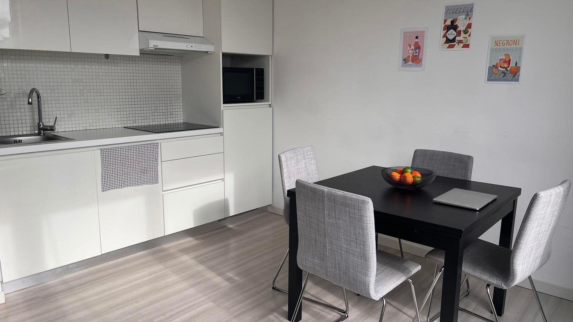 Very nice, furnished 1 bedroom apartment in the center of Leuven! Includes nice living space with open installed kitchen and access to nice sun terrace, separate bathroom with sink, toilet and shower and at the back spacious separate bedroom with built-in