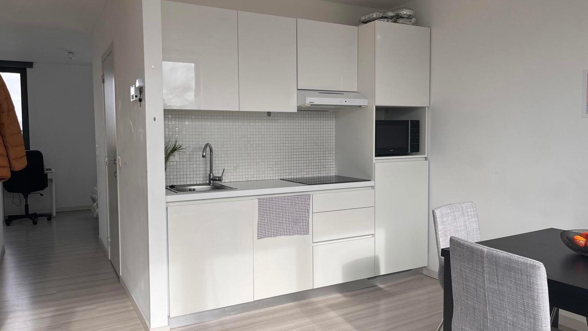 Very nice, furnished 1 bedroom apartment in the center of Leuven! Includes nice living space with open installed kitchen and access to nice sun terrace, separate bathroom with sink, toilet and shower and at the back spacious separate bedroom with built-in