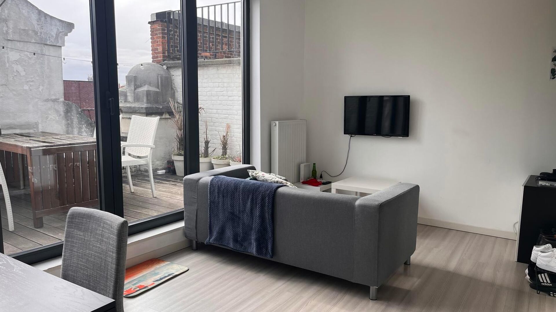 Very nice, furnished 1 bedroom apartment in the center of Leuven! Includes nice living space with open installed kitchen and access to nice sun terrace, separate bathroom with sink, toilet and shower and at the back spacious separate bedroom with built-in