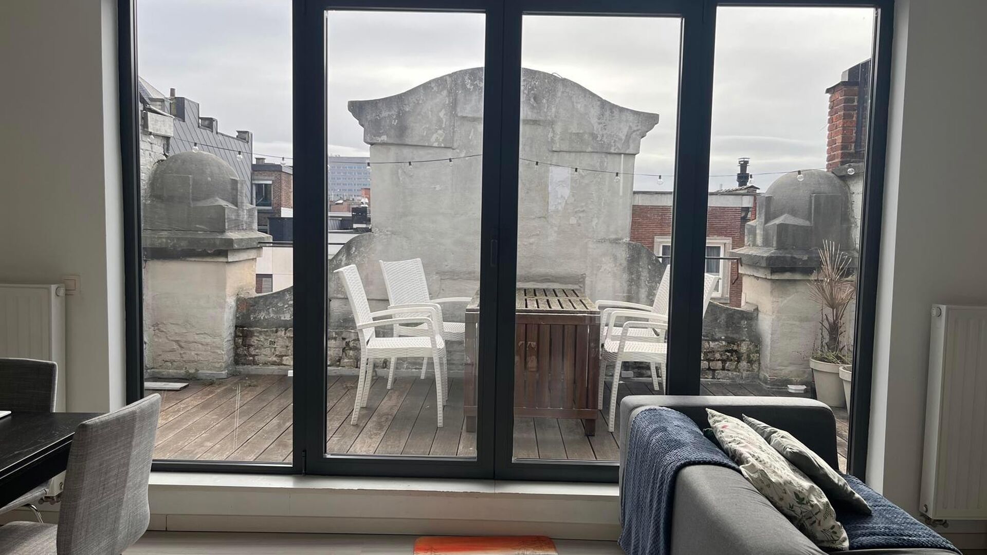 Very nice, furnished 1 bedroom apartment in the center of Leuven! Includes nice living space with open installed kitchen and access to nice sun terrace, separate bathroom with sink, toilet and shower and at the back spacious separate bedroom with built-in