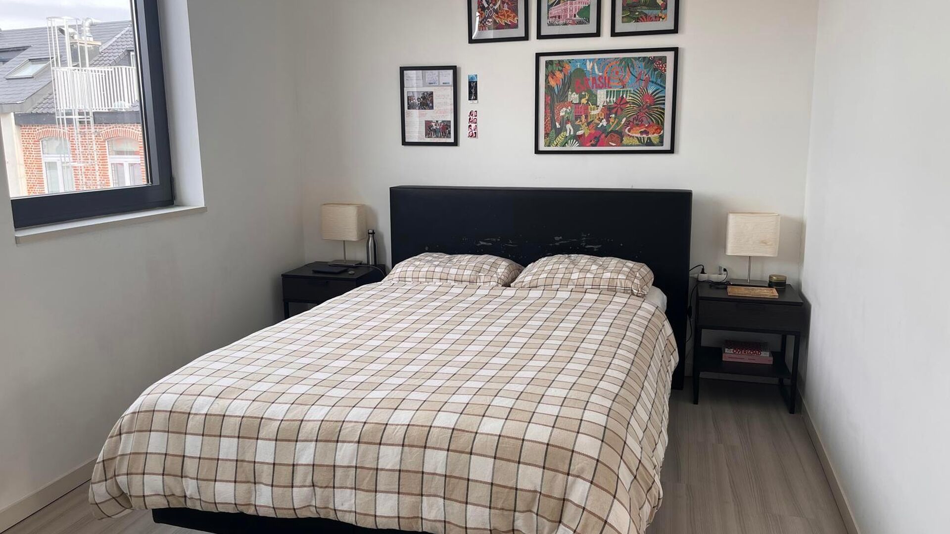 Very nice, furnished 1 bedroom apartment in the center of Leuven! Includes nice living space with open installed kitchen and access to nice sun terrace, separate bathroom with sink, toilet and shower and at the back spacious separate bedroom with built-in