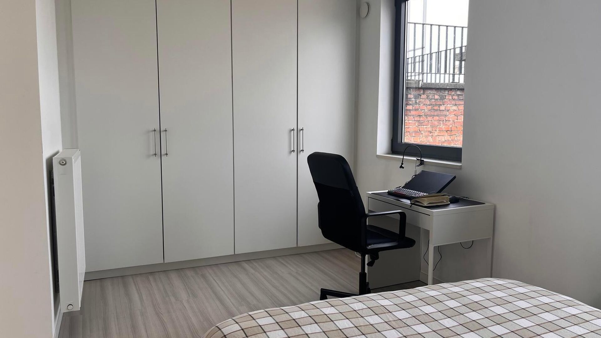 Very nice, furnished 1 bedroom apartment in the center of Leuven! Includes nice living space with open installed kitchen and access to nice sun terrace, separate bathroom with sink, toilet and shower and at the back spacious separate bedroom with built-in