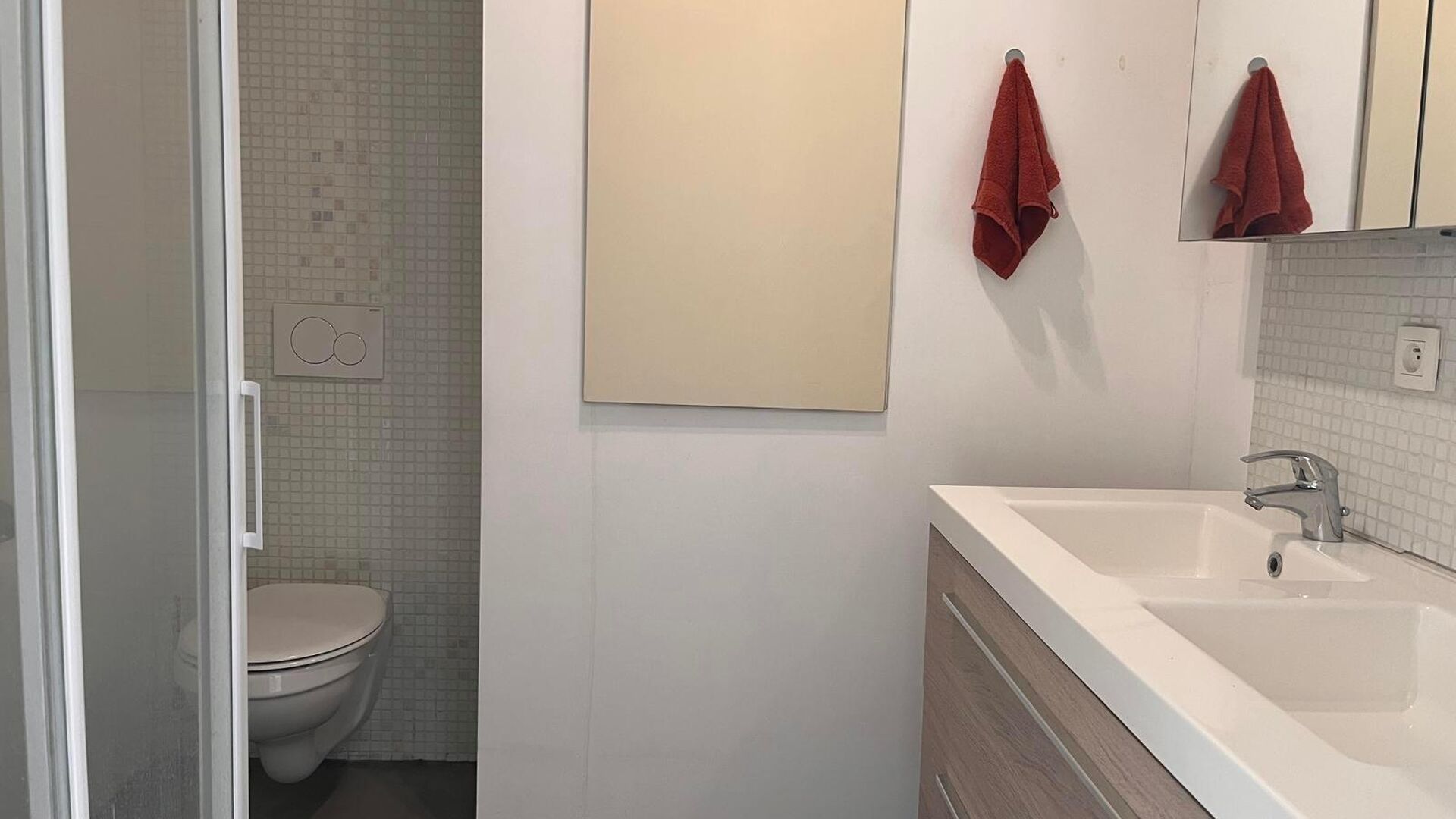 Very nice, furnished 1 bedroom apartment in the center of Leuven! Includes nice living space with open installed kitchen and access to nice sun terrace, separate bathroom with sink, toilet and shower and at the back spacious separate bedroom with built-in