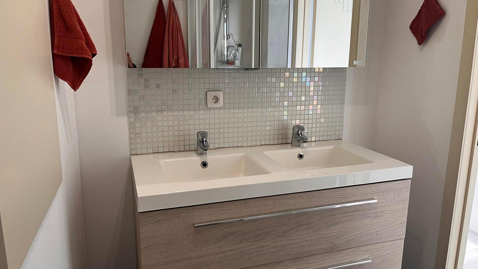 Very nice, furnished 1 bedroom apartment in the center of Leuven! Includes nice living space with open installed kitchen and access to nice sun terrace, separate bathroom with sink, toilet and shower and at the back spacious separate bedroom with built-in