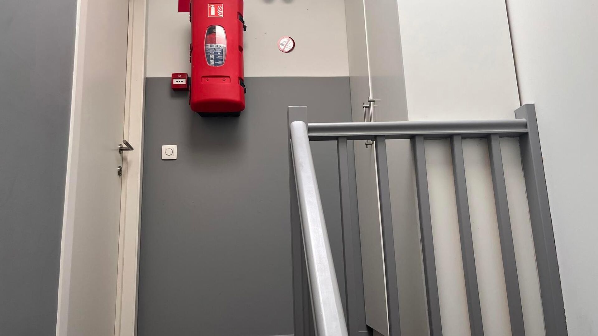 Very nice, furnished 1 bedroom apartment in the center of Leuven! Includes nice living space with open installed kitchen and access to nice sun terrace, separate bathroom with sink, toilet and shower and at the back spacious separate bedroom with built-in