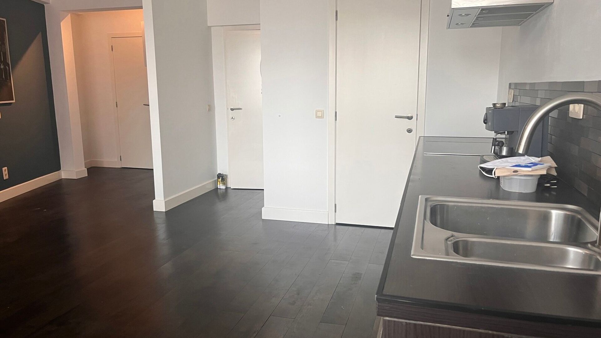 This bright spacious studio is located on the third floor at the back of the building with elevator. The studio has a built-in kitchen, storage room with washing machine and bathroom with shower, sink and WC. 
Available from October 1, 2024.
Rent 850 &euro; 
