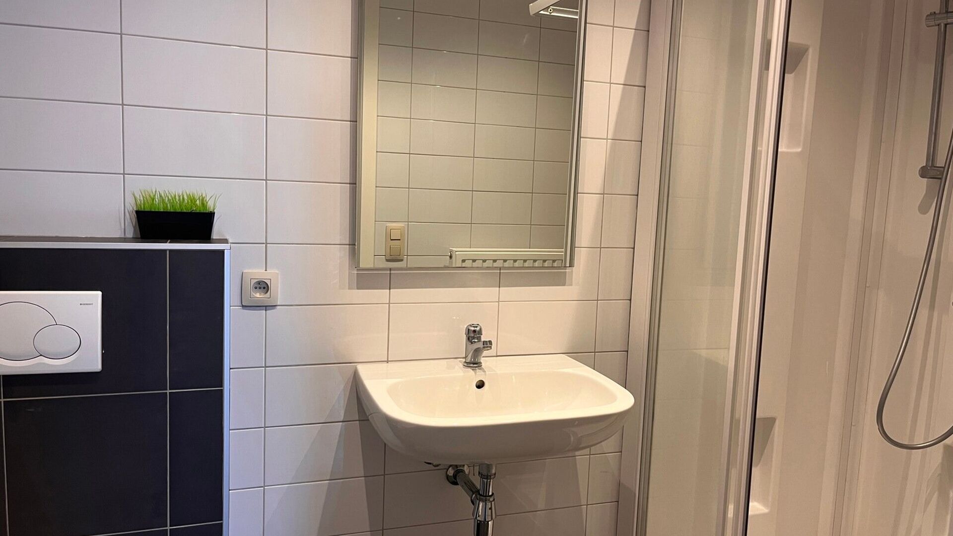 This bright spacious studio is located on the third floor at the back of the building with elevator. The studio has a built-in kitchen, storage room with washing machine and bathroom with shower, sink and WC. 
Available from October 1, 2024.
Rent 850 &euro; 
