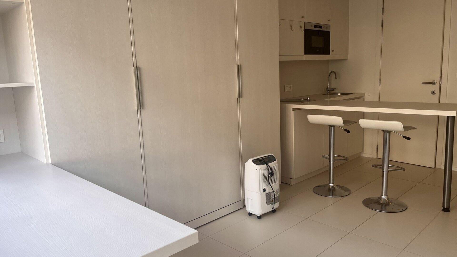 Welcome to this spacious student studio located in the heart of Leuven!

This large studio features a fully installed kitchenette, private bathroom facilities, and built-in furniture with a foldaway bed. Thanks to the large windows, you can also enjoy ple