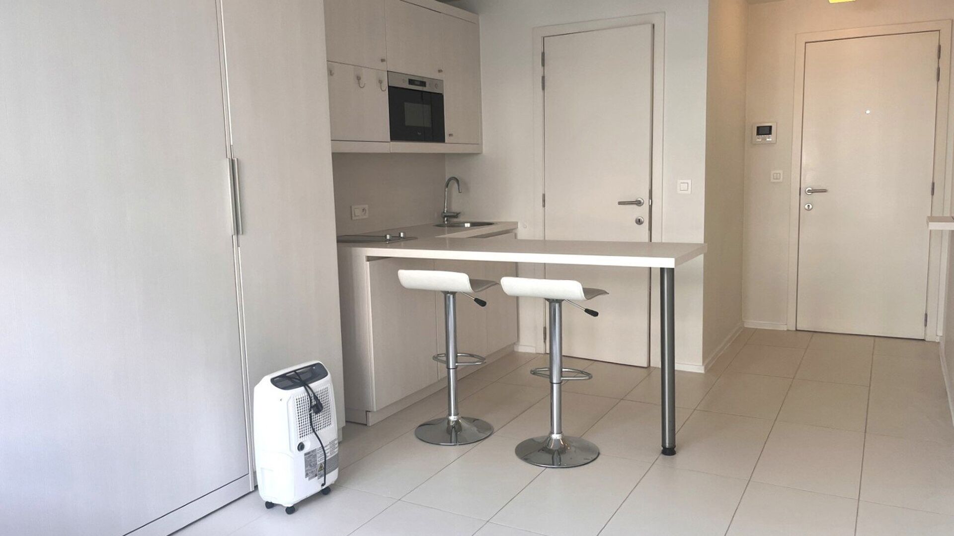 Welcome to this spacious student studio located in the heart of Leuven!

This large studio features a fully installed kitchenette, private bathroom facilities, and built-in furniture with a foldaway bed. Thanks to the large windows, you can also enjoy ple