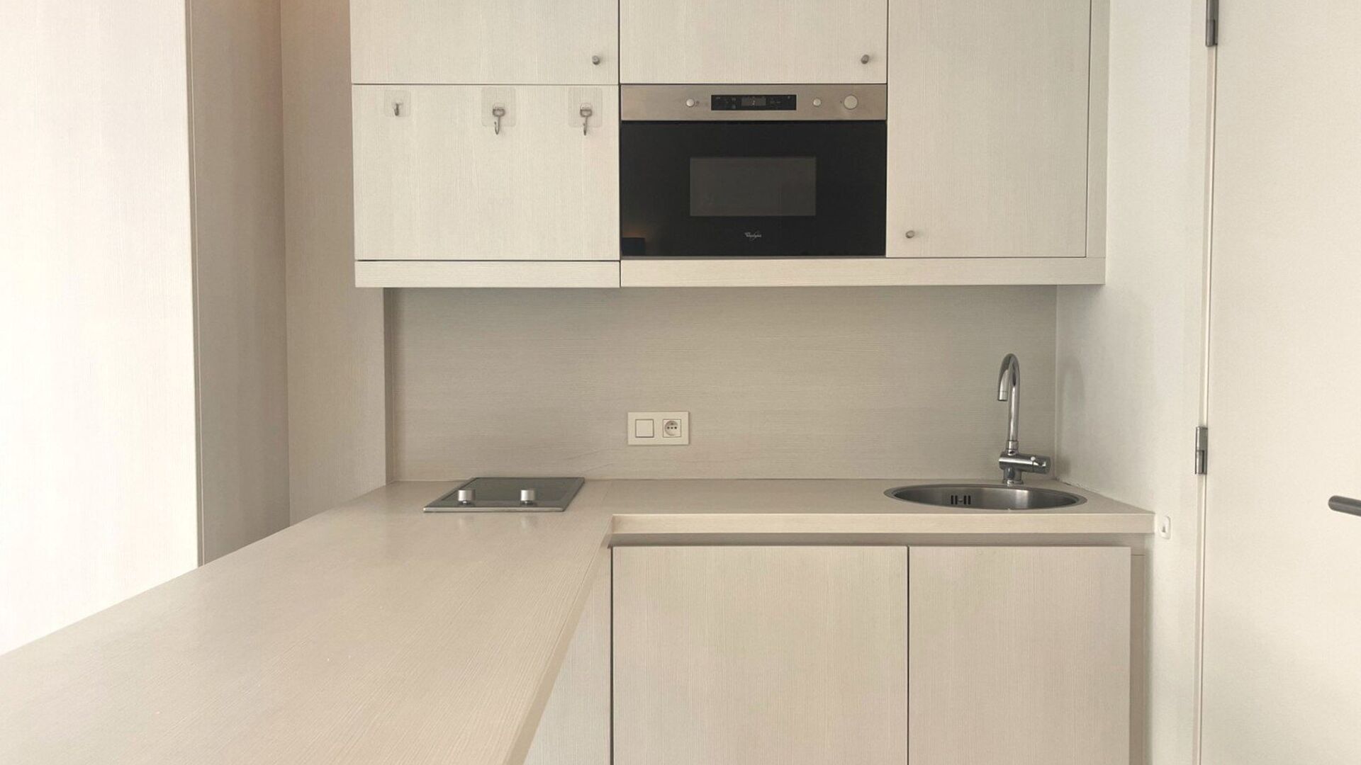 Welcome to this spacious student studio located in the heart of Leuven!

This large studio features a fully installed kitchenette, private bathroom facilities, and built-in furniture with a foldaway bed. Thanks to the large windows, you can also enjoy ple