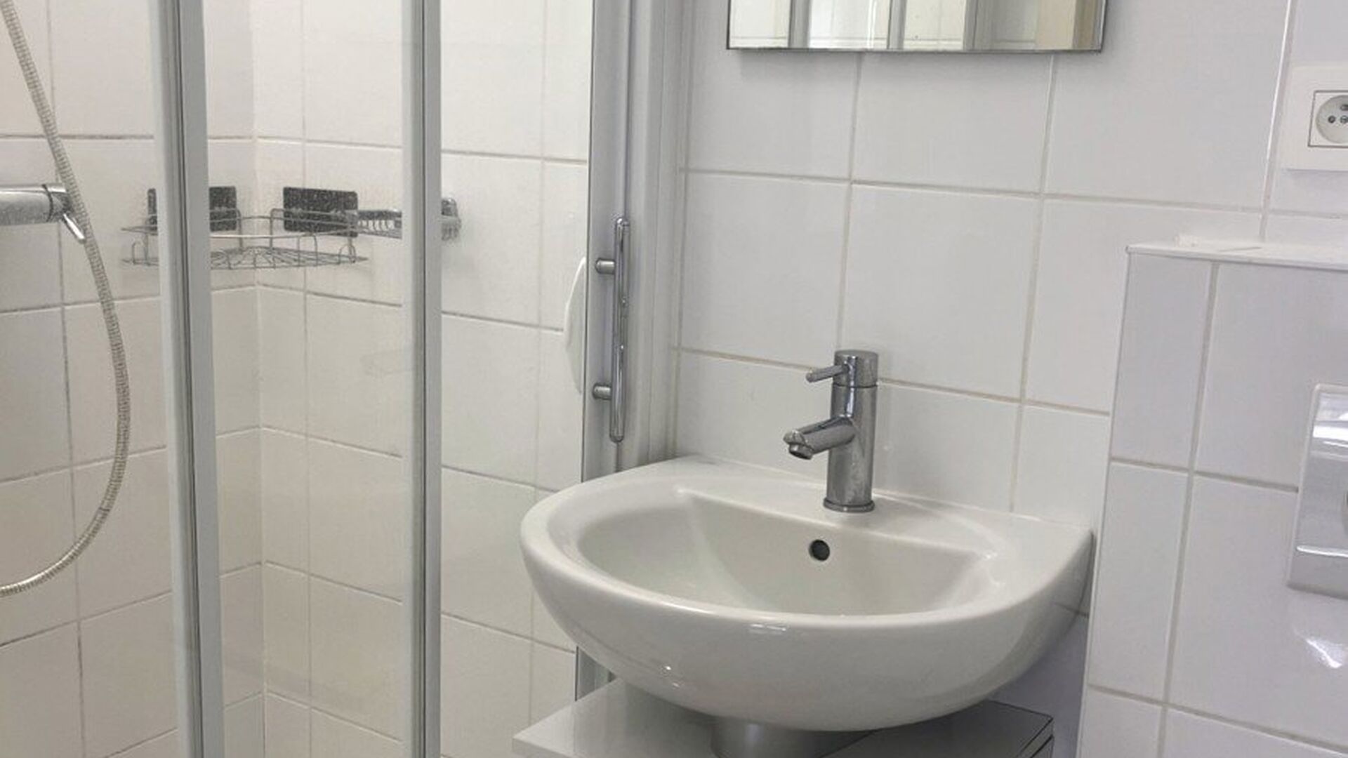 Welcome to this spacious student studio located in the heart of Leuven!

This large studio features a fully installed kitchenette, private bathroom facilities, and built-in furniture with a foldaway bed. Thanks to the large windows, you can also enjoy ple