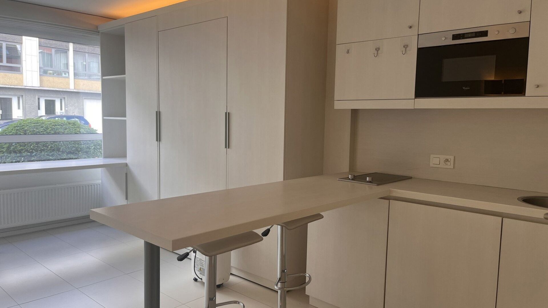 Welcome to this spacious student studio located in the heart of Leuven!
This large studio features a fully installed kitchenette, private bathroom facilities, and built-in furniture with a foldaway bed. Thanks to the large windows, you can also enjoy ple