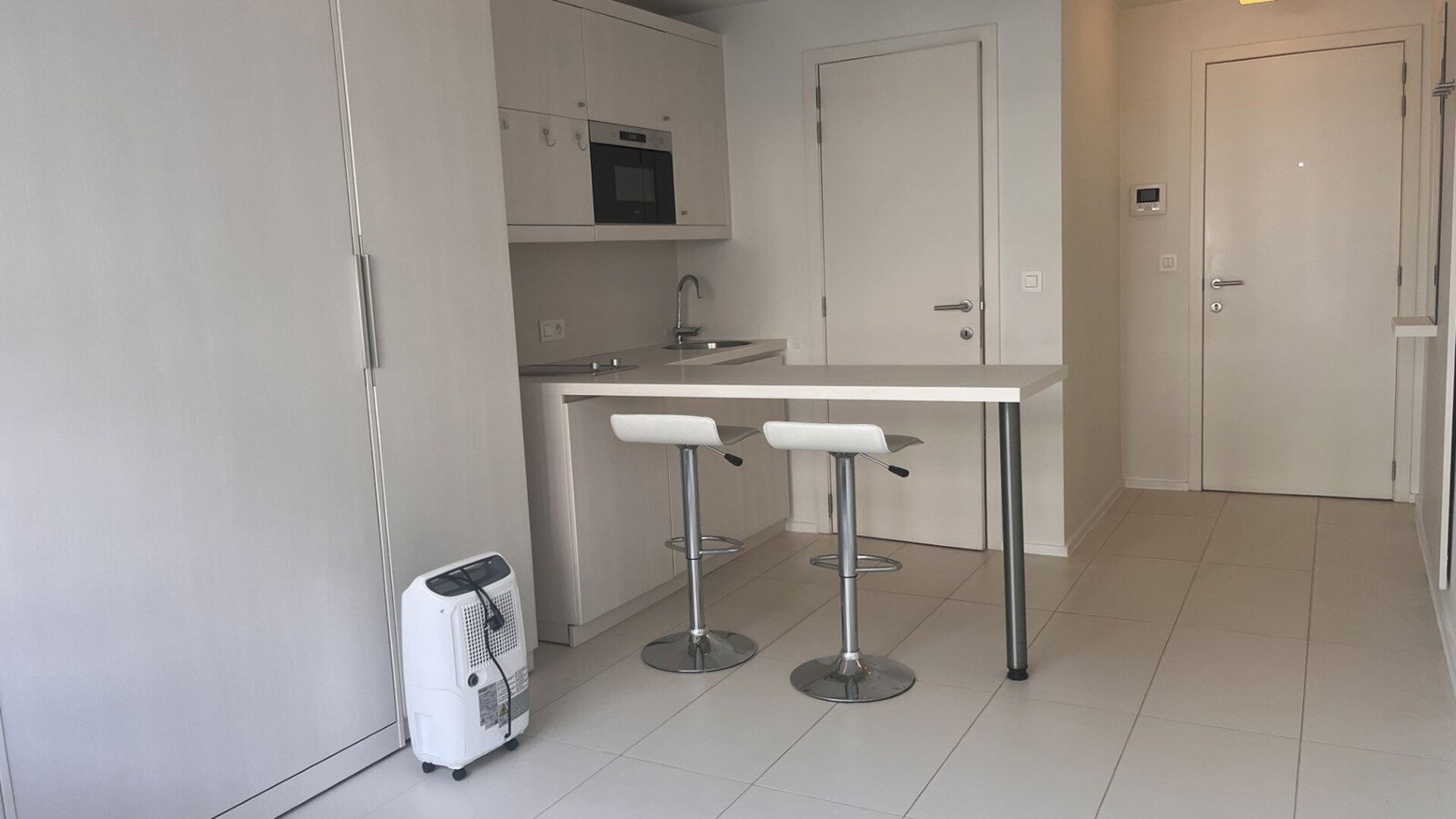 Welcome to this spacious student studio located in the heart of Leuven!
This large studio features a fully installed kitchenette, private bathroom facilities, and built-in furniture with a foldaway bed. Thanks to the large windows, you can also enjoy ple