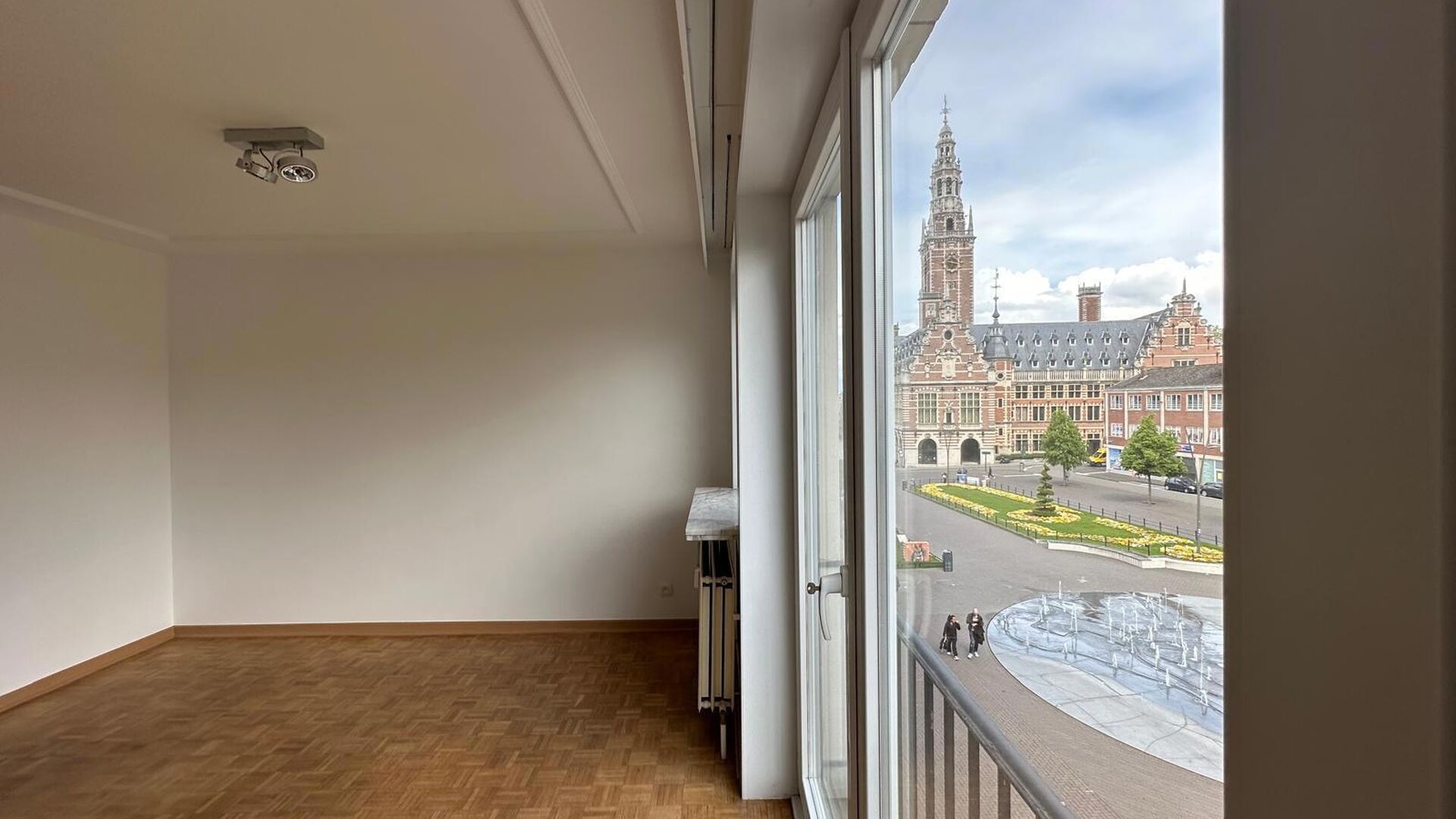 For Rent: Bright 2-Bedroom Apartment in the Heart of Leuven
This spacious and bright apartment on the 3rd floor is ideally located at Herbert Hooverplein, right in the center of Leuven. A prime location with all amenities within walking distance: shops,